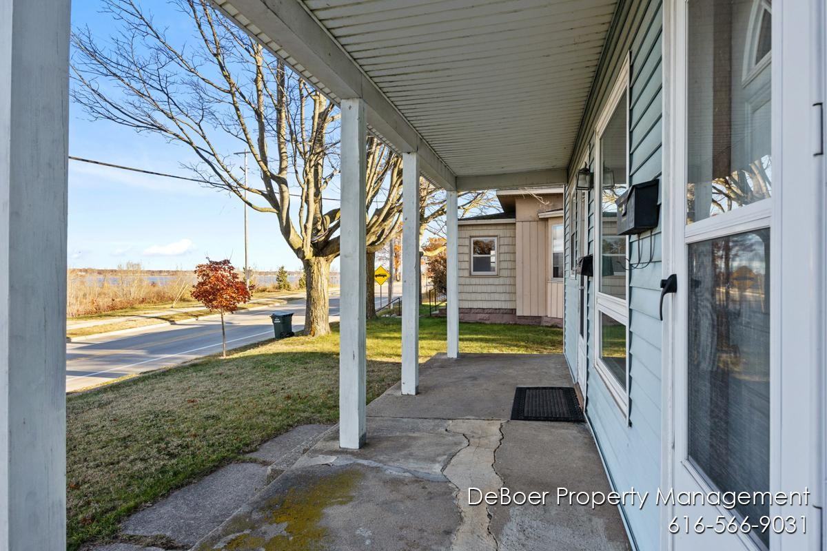 1621 Lakeshore Dr - Photo 2 of 5