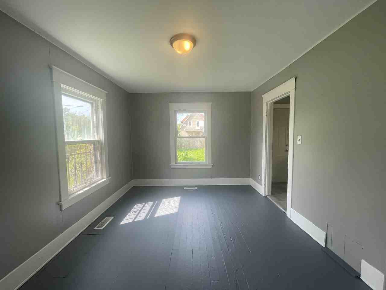 554 Lucas St - Photo 4 of 15