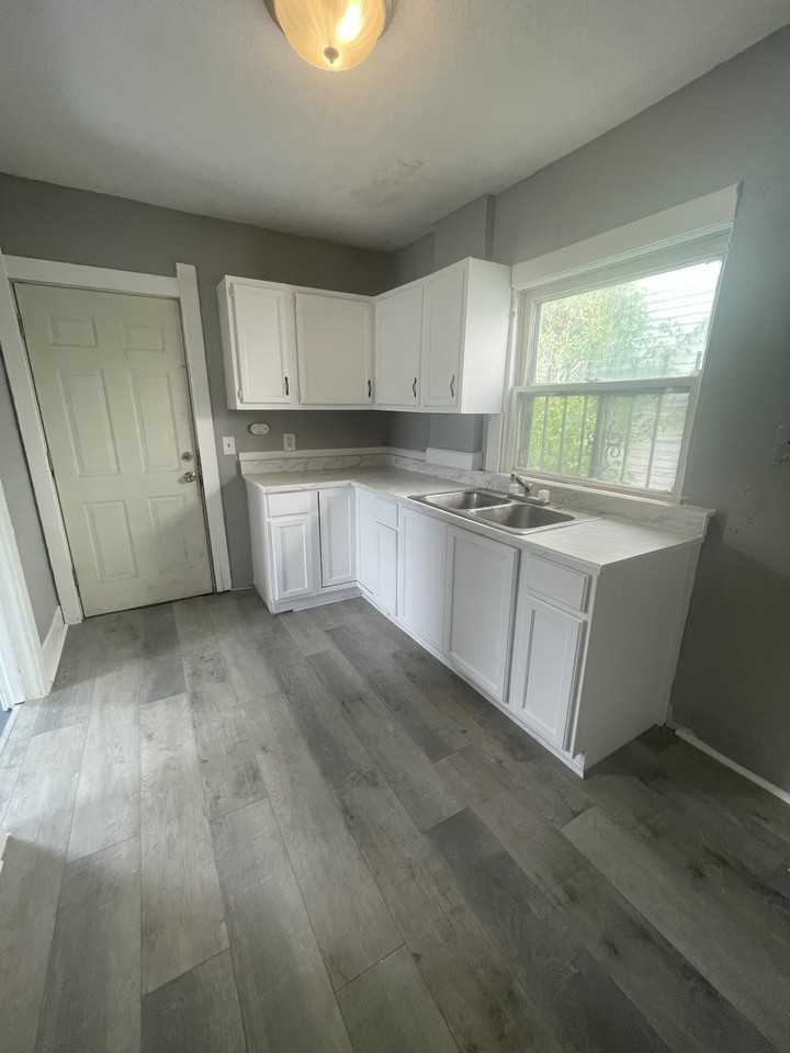 554 Lucas St - Photo 5 of 15