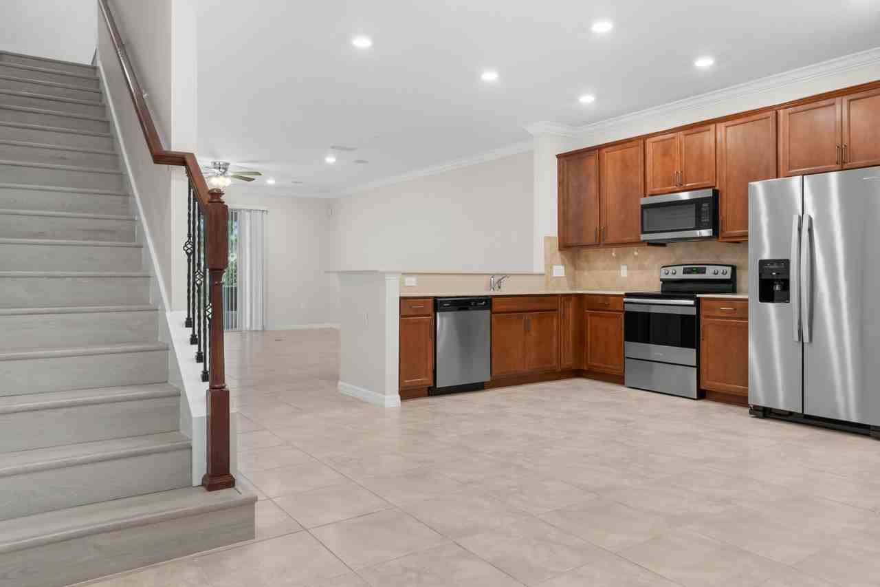 3869 Plainview Dr #1 - Photo 5 of 33