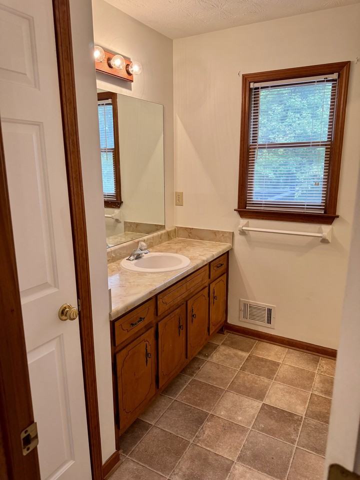 19 Sentry Oak Ct #B - Photo 3 of 11