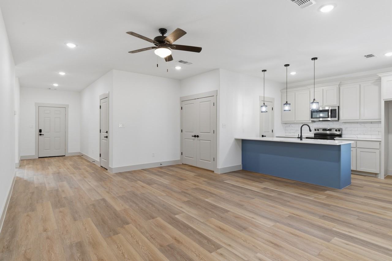 425 E Munson St #1 - Photo 3 of 28