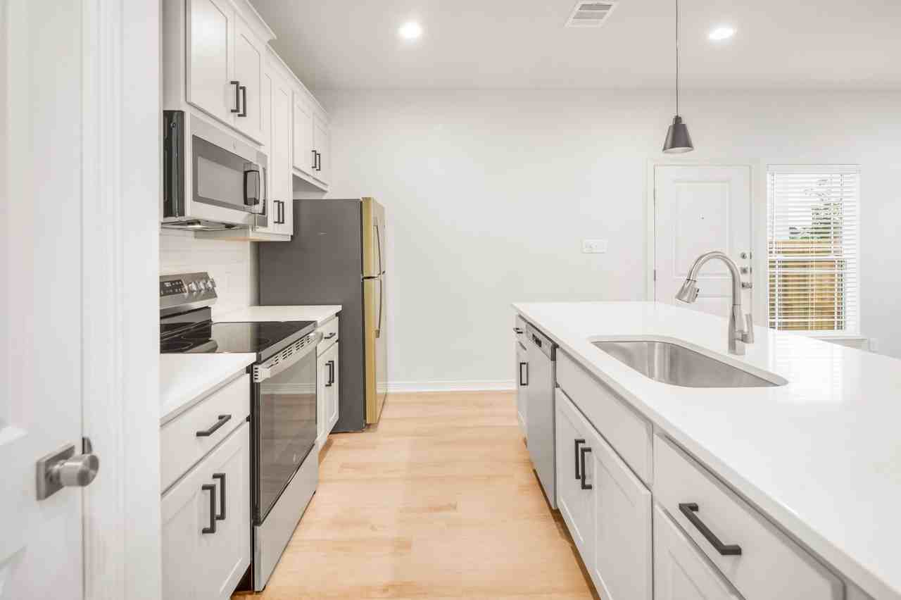 412 Macarthur Street #414 - Photo 6 of 17