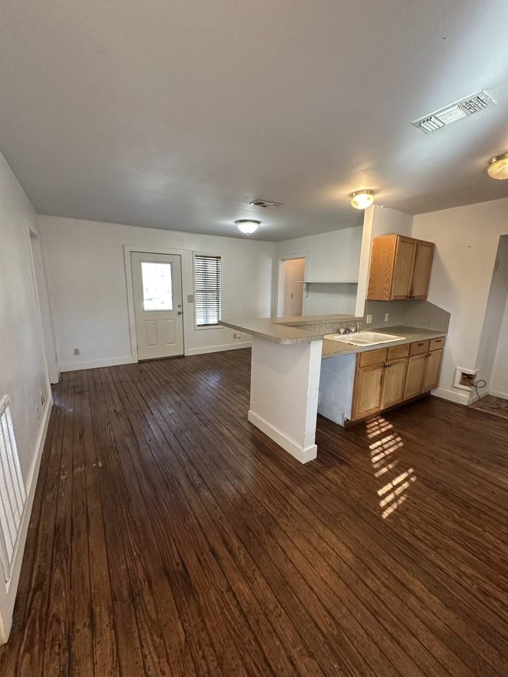 1206 East Alamo Street #1 - Photo 4 of 20