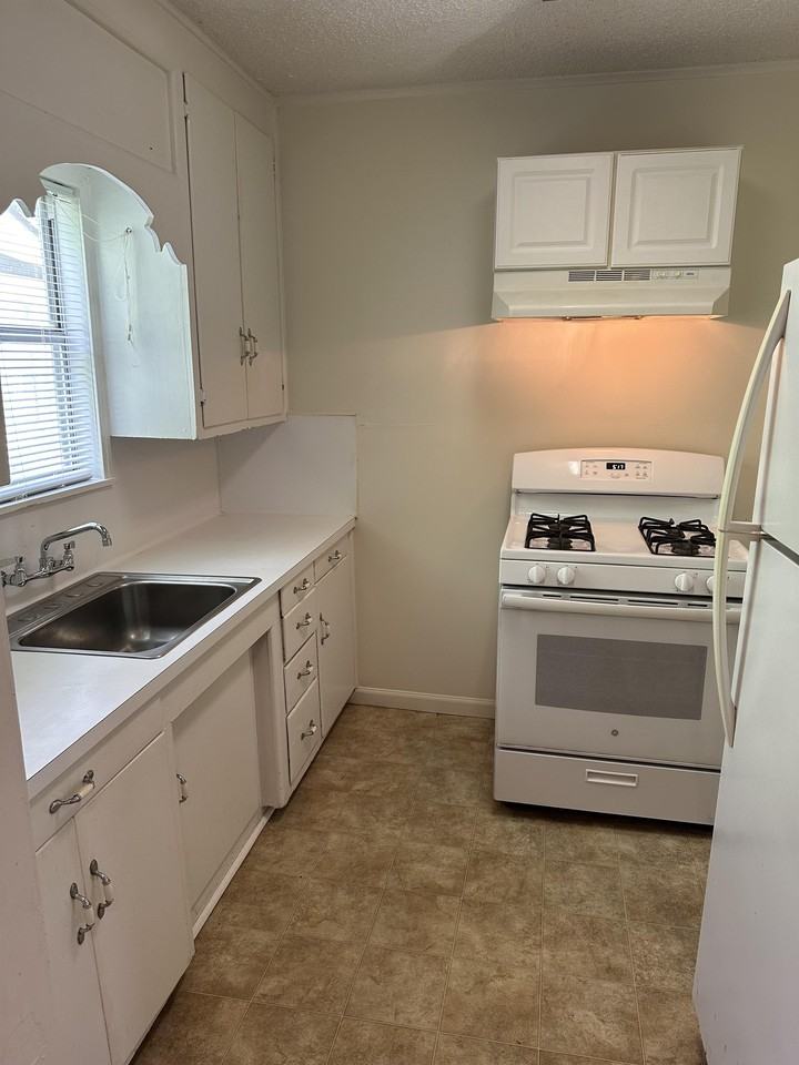 100 West Stone Street #1 - Photo 5 of 11