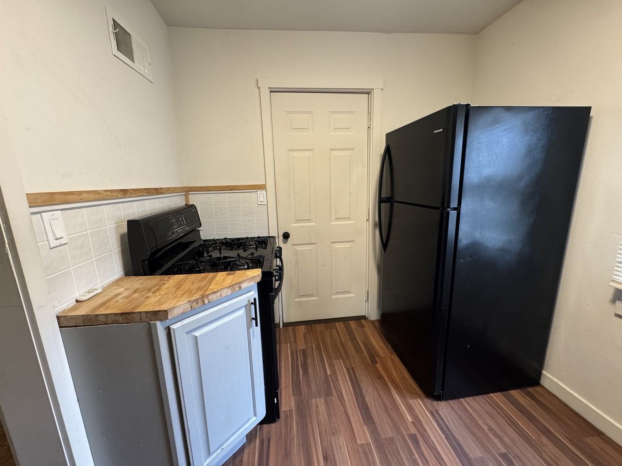 813 3rd Ave Apt 2r #2R - Photo 3 of 6