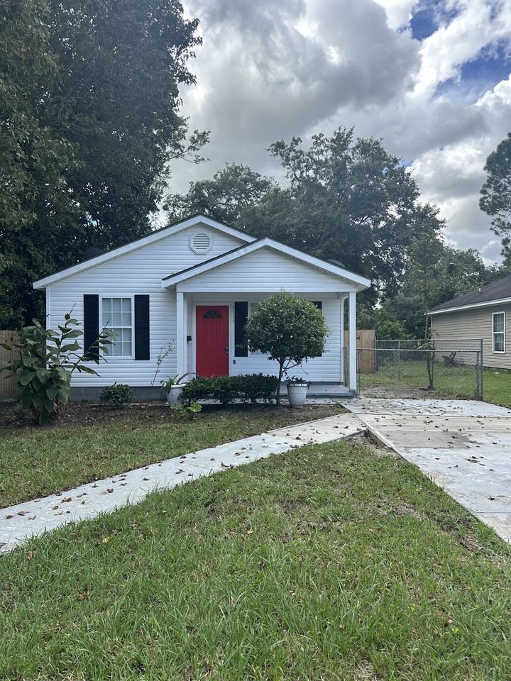 1115 E 59th St #1 - Photo 2 of 18