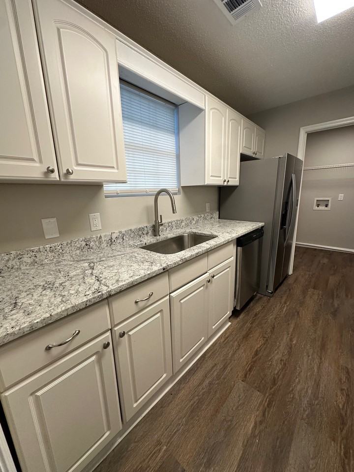 1115 E 59th St #1 - Photo 5 of 18