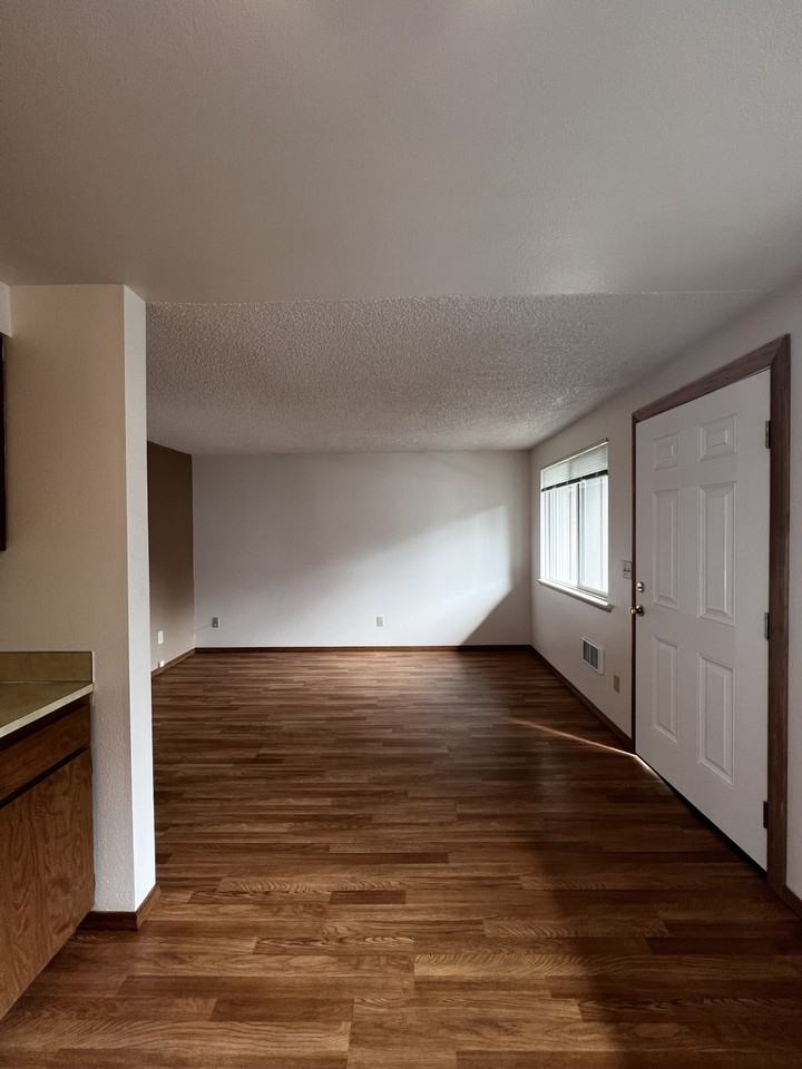 1164 Harris St Se Apt E #1164E - Photo 2 of 9