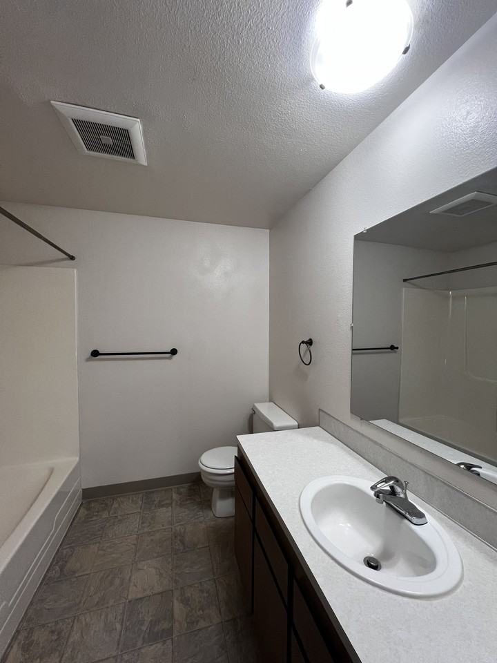 1164 Harris St Se Apt E #1164E - Photo 4 of 9