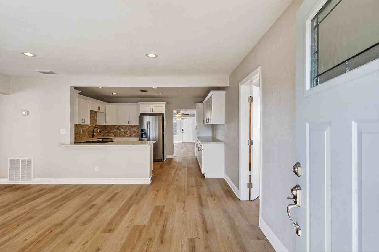 541 40th Ave Ne #1 - Photo 2 of 30