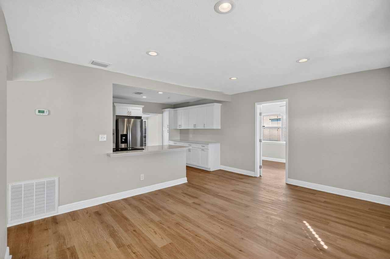 541 40th Ave Ne #1 - Photo 3 of 30