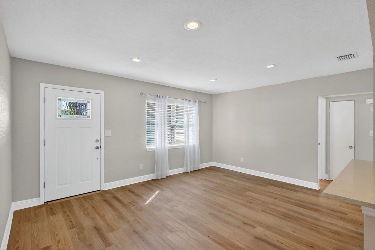 541 40th Ave Ne #1 - Photo 4 of 30