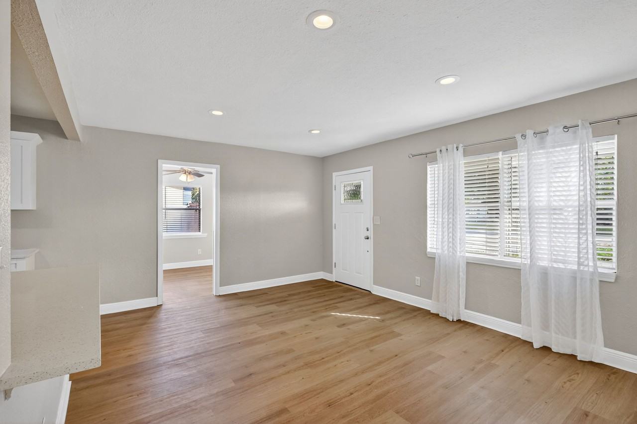 541 40th Ave Ne #1 - Photo 5 of 30