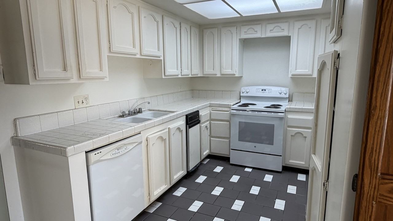 2805 East 3rd Street #1 - Photo 4 of 16