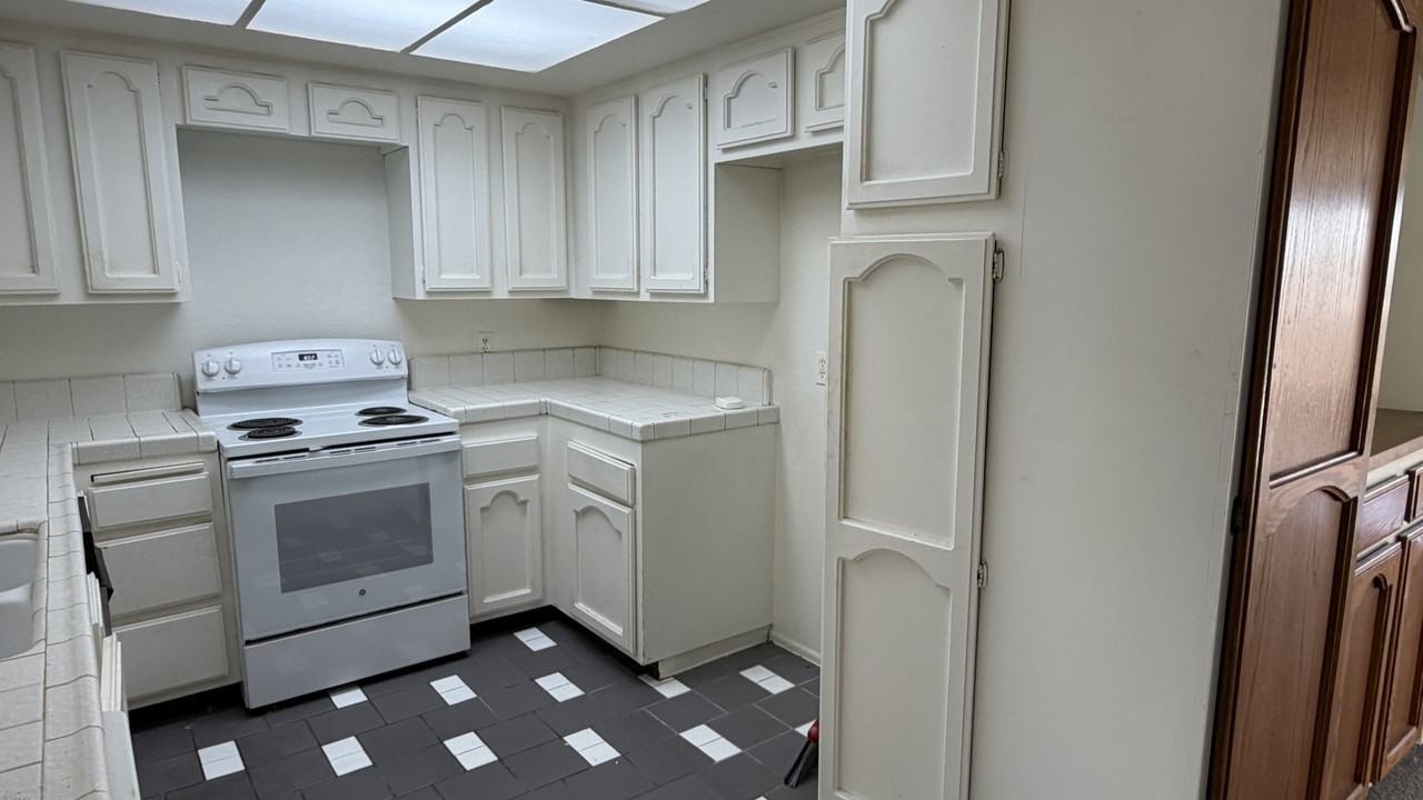 2805 East 3rd Street #1 - Photo 5 of 16