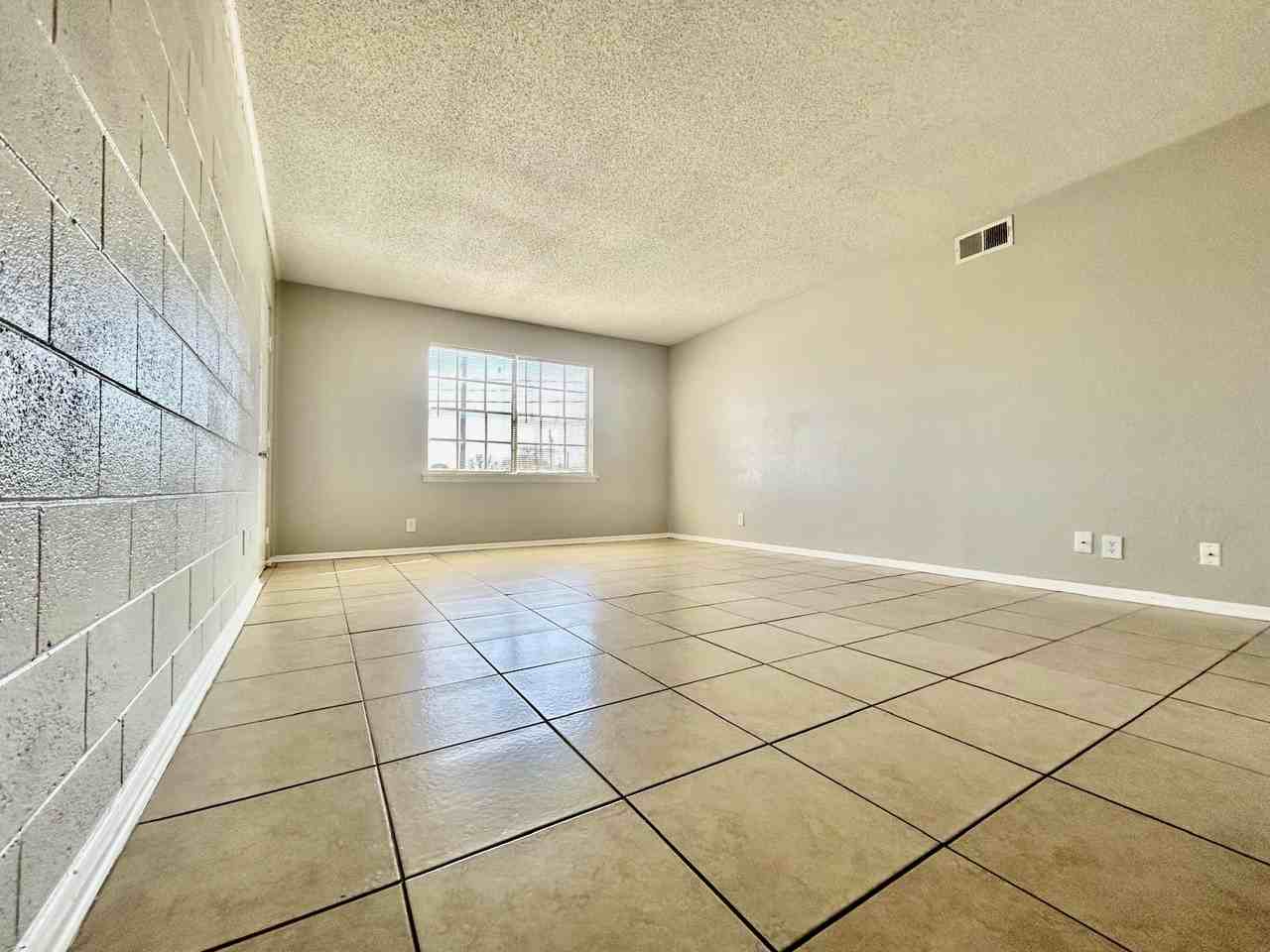 3913 Englewood Cir #3913 - Photo 4 of 29