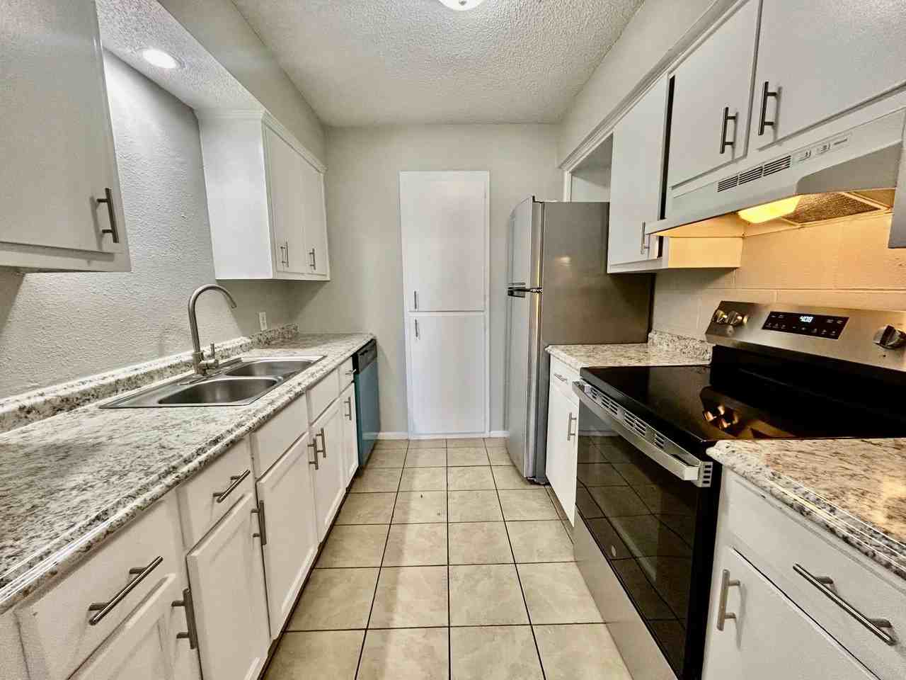 3913 Englewood Cir #3913 - Photo 5 of 29