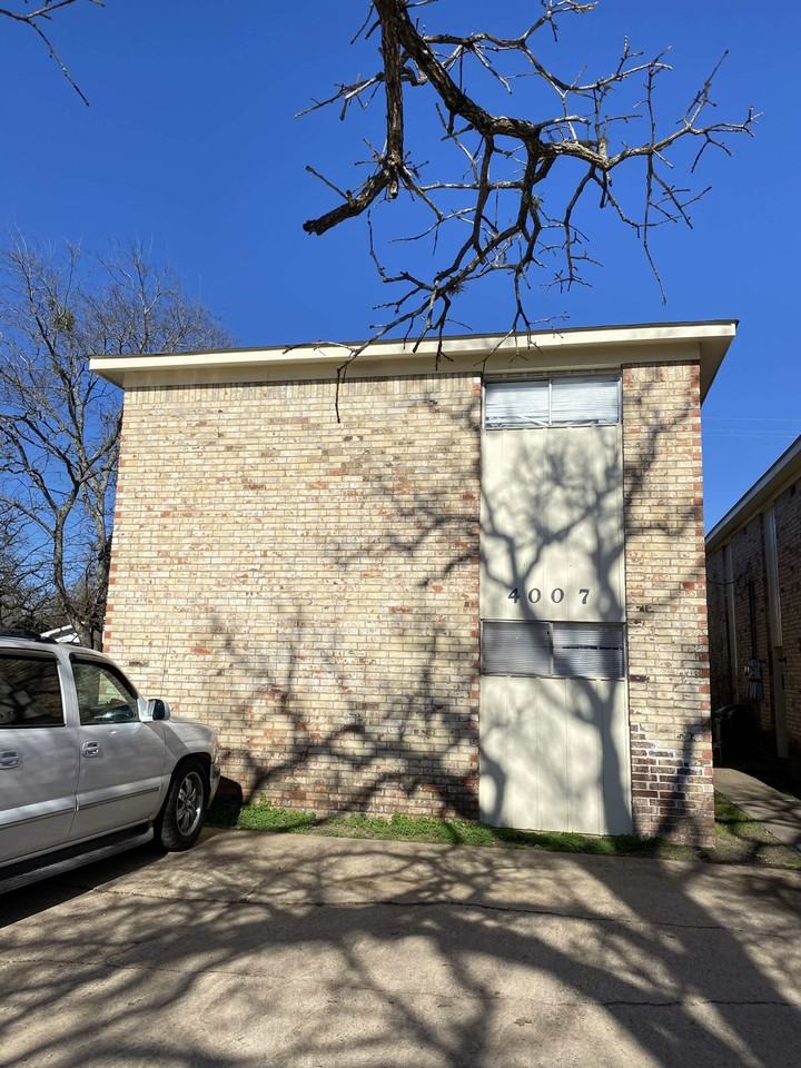 4007 College Main St #D - Photo 3 of 9