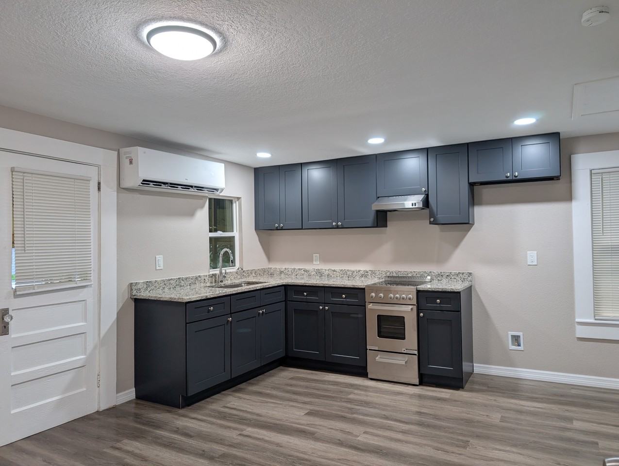 1233 E Ridgewood St #B - Photo 2 of 9