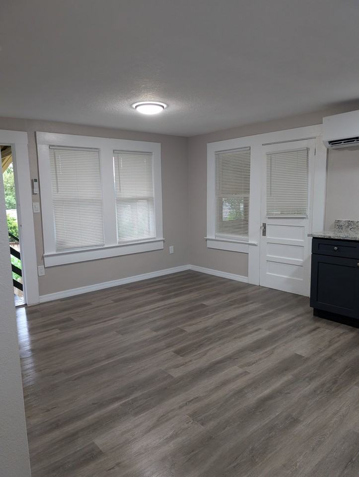 1233 E Ridgewood St #B - Photo 3 of 9