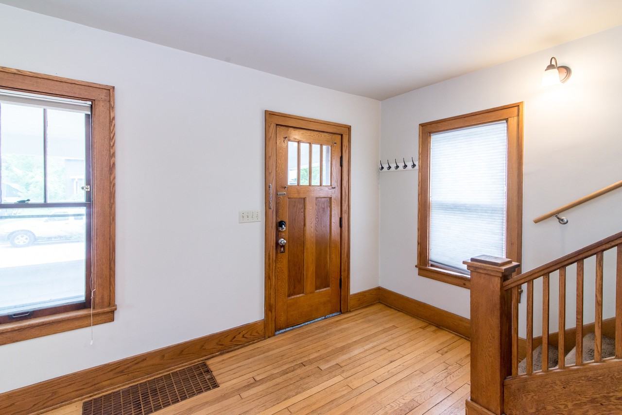 945 Woodlawn Ave #1 - Photo 5 of 29