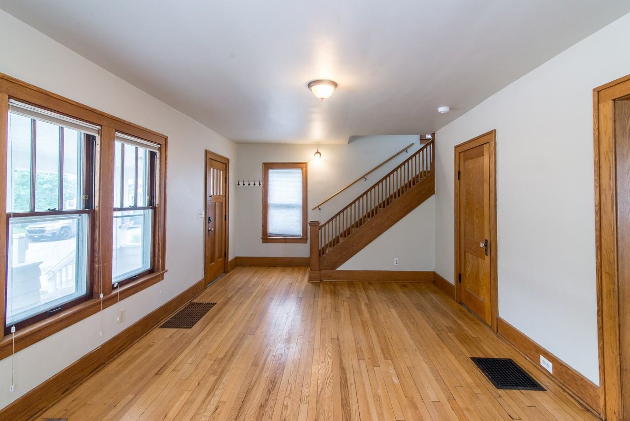 945 Woodlawn Ave #1 - Photo 6 of 29
