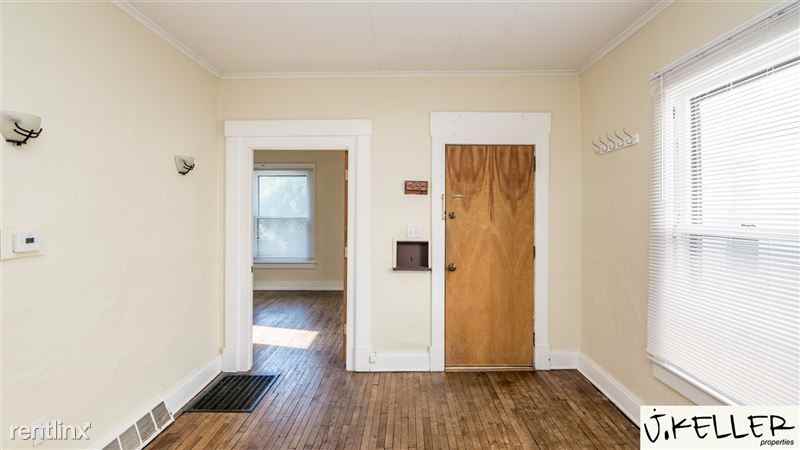 911 Woodlawn Avenue #1 - Photo 4 of 20