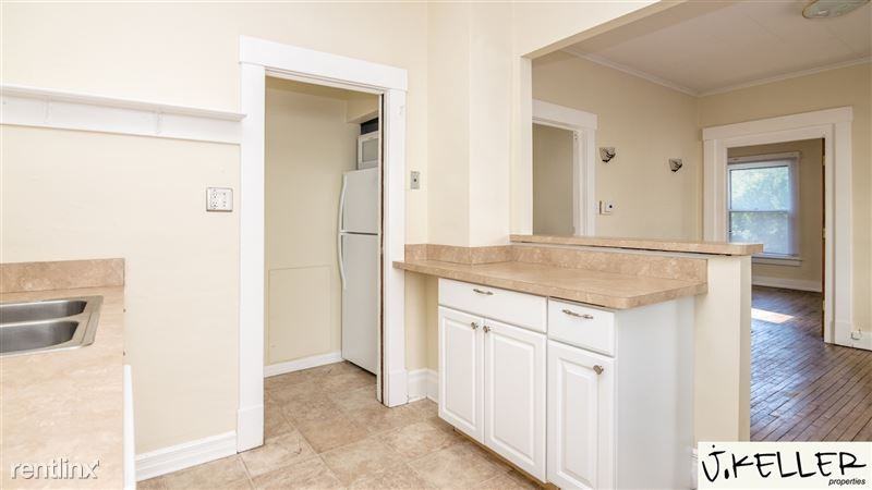 911 Woodlawn Avenue #1 - Photo 7 of 20