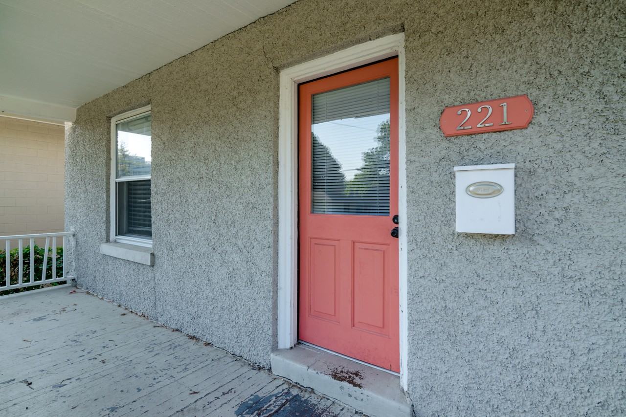 221 W Mosley St #1 - Photo 2 of 36