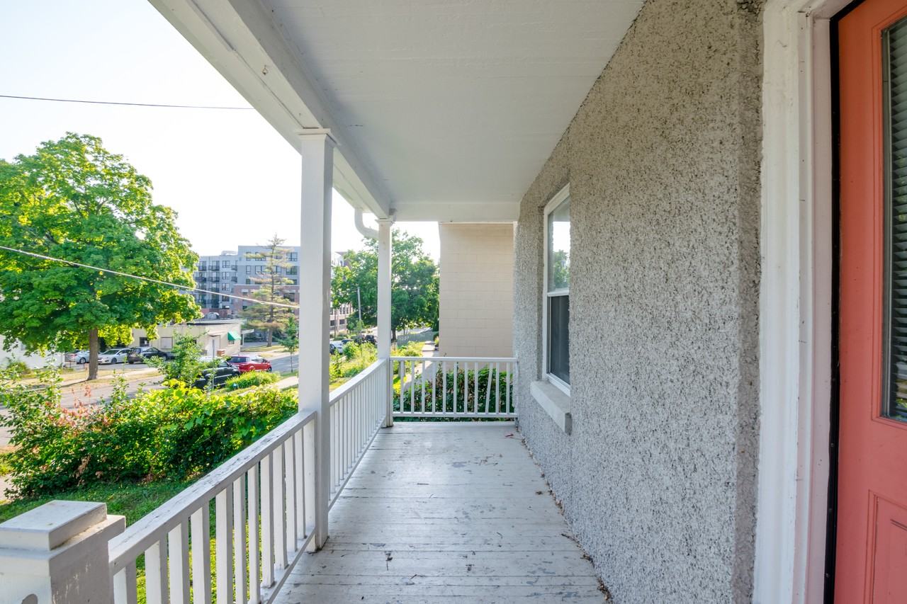 221 W Mosley St #1 - Photo 4 of 36