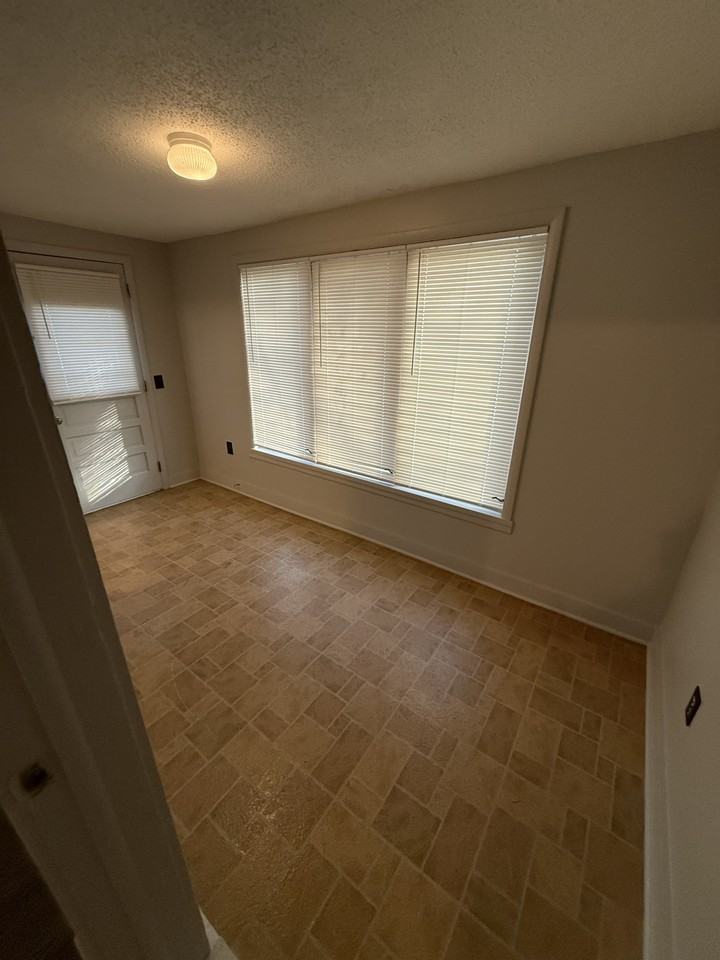 221 S Pleasant St #221D - Photo 2 of 9