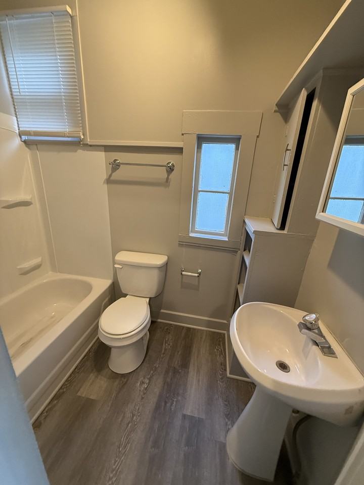 221 S Pleasant St #221D - Photo 5 of 9