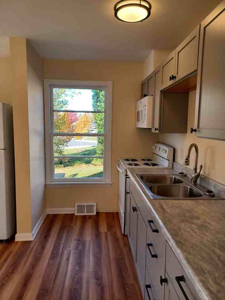 202 E Whitlock Ave #1 - Photo 4 of 13