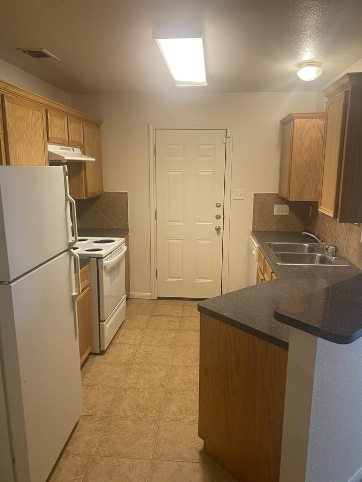 1104 Nicholas Cir #B - Photo 3 of 20