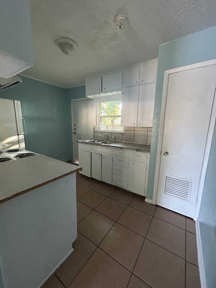 5172 Central Texas Expressway #B - Photo 4 of 9