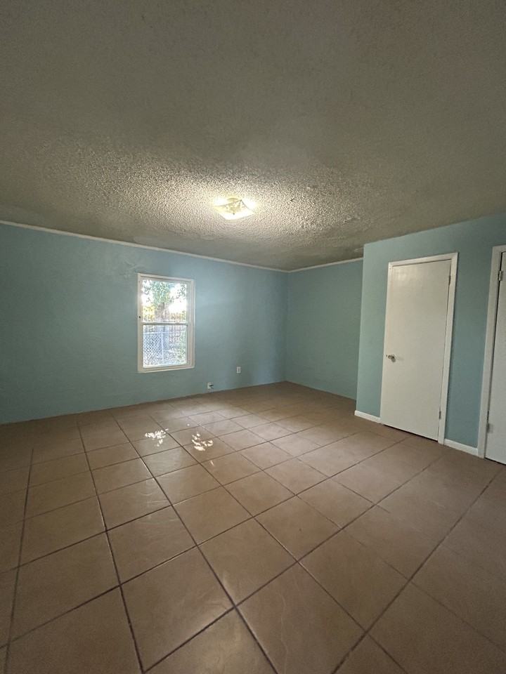 5172 Central Texas Expressway #B - Photo 7 of 9