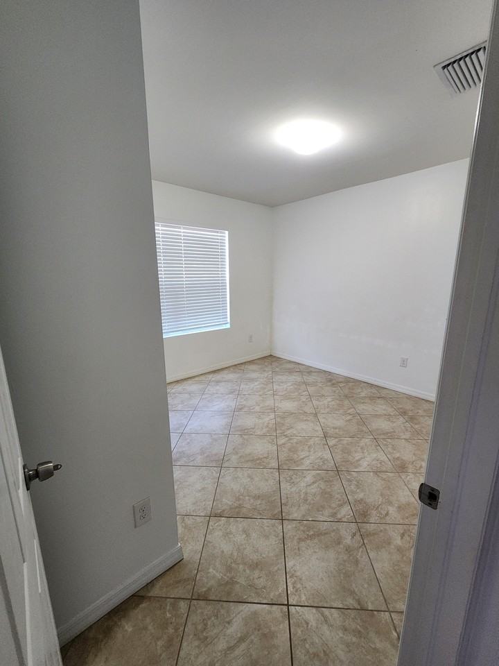 220 Southwest 19th Terrace #1 - Photo 5 of 41