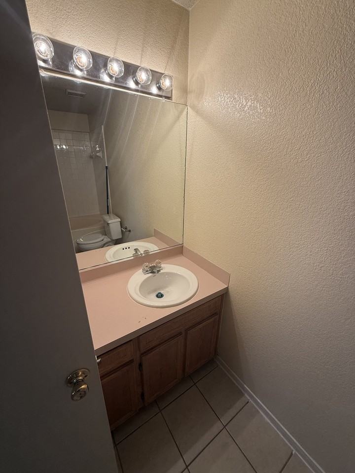 503 Angus Cir #B - Photo 4 of 19