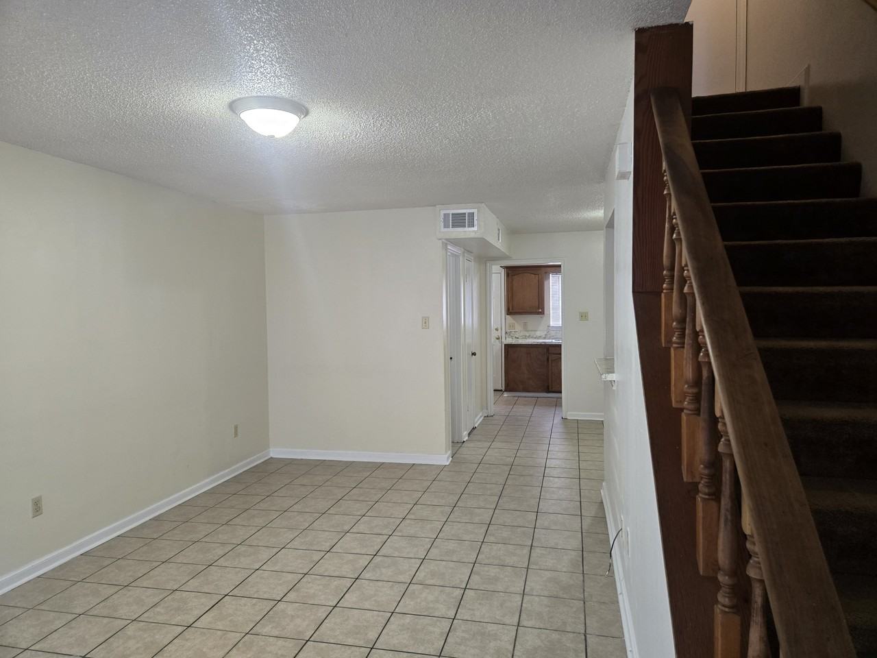 120 Oak Ridge Ave Apt B #1 - Photo 3 of 11