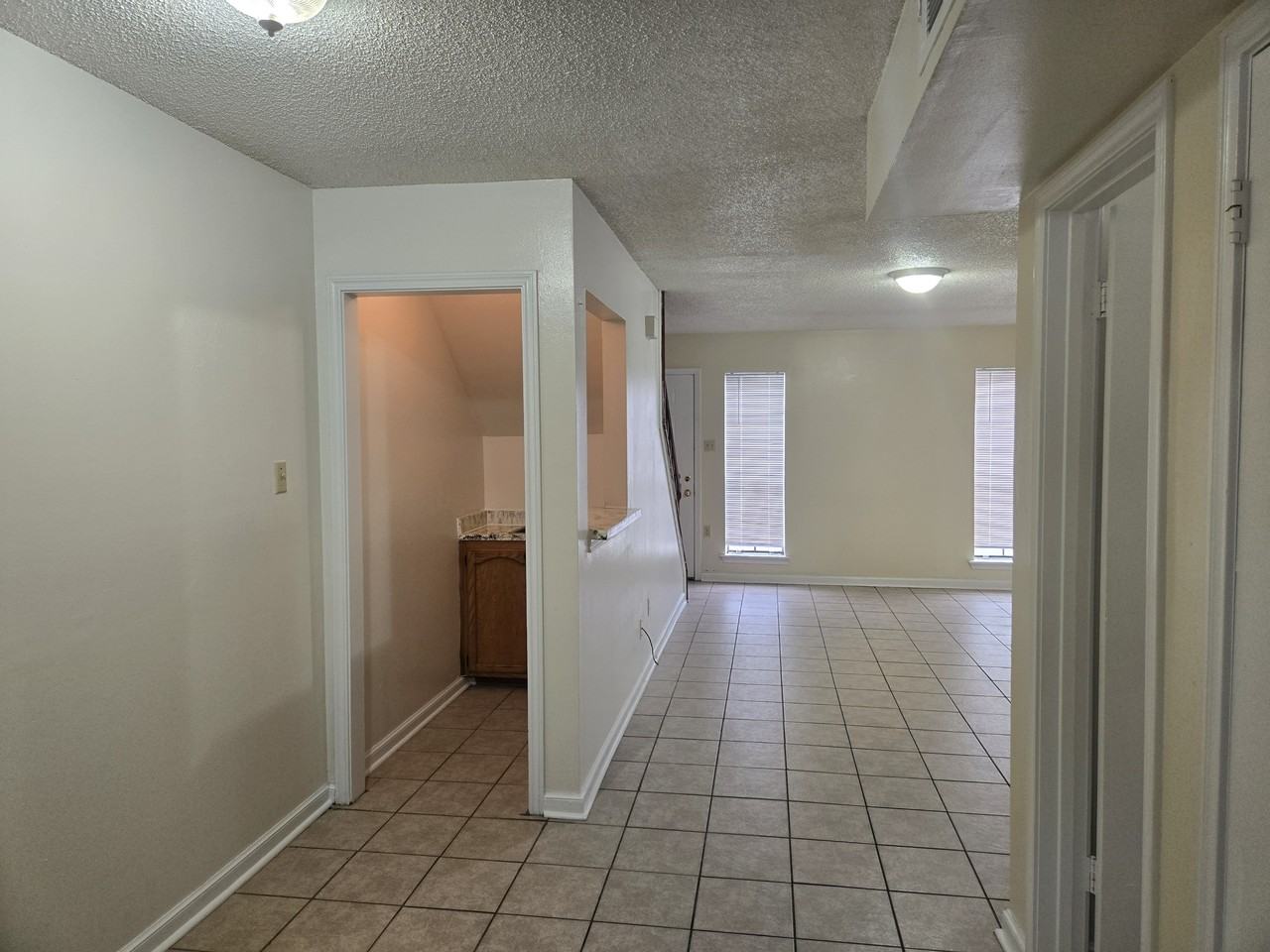 120 Oak Ridge Ave Apt B #1 - Photo 4 of 11