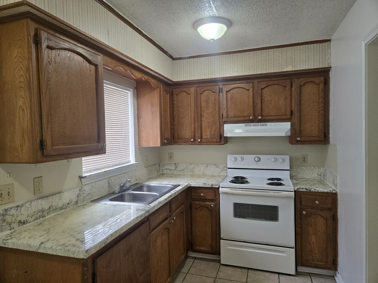 120 Oak Ridge Ave Apt B #1 - Photo 5 of 11