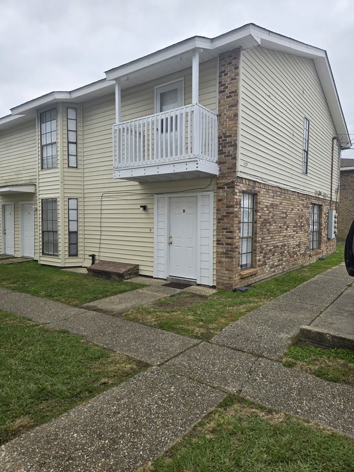 117 Oak Ridge Ave Apt D #1 - Photo 2 of 10