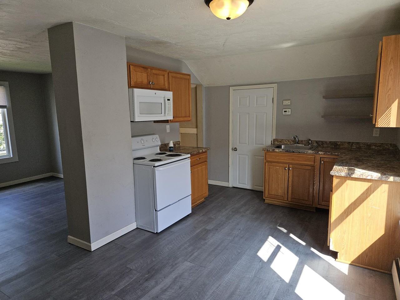 118 W 12th Ave Uppr - Photo 3 of 17