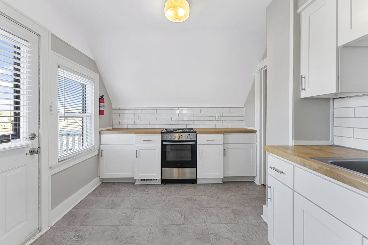 1126 Cedar St #2 - Photo 3 of 12