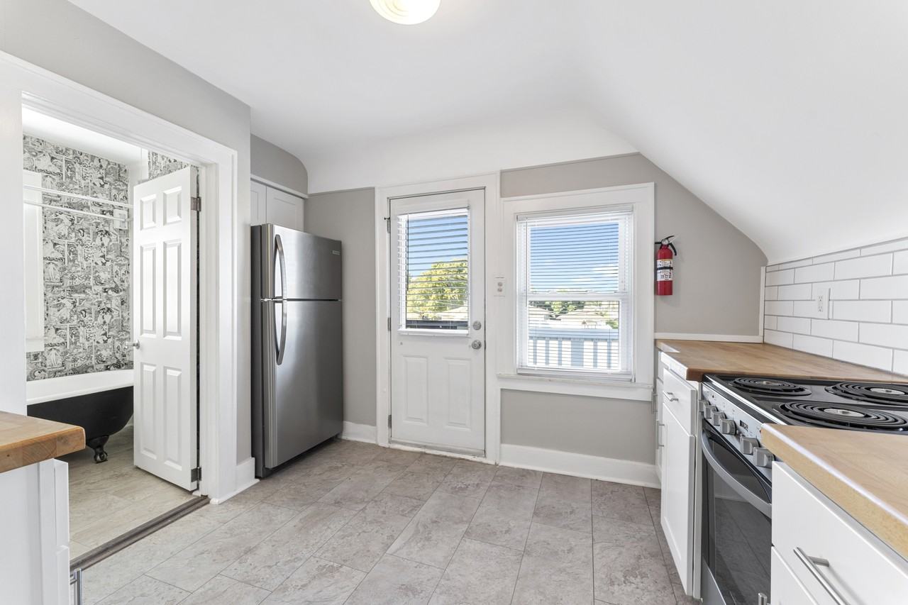 1126 Cedar St #2 - Photo 4 of 12