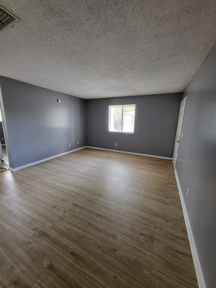 5123 Westchase Ct #4 - Photo 3 of 8