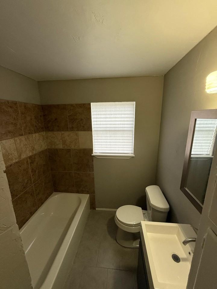 3818 Ne 26th Ave #1 - Photo 4 of 7