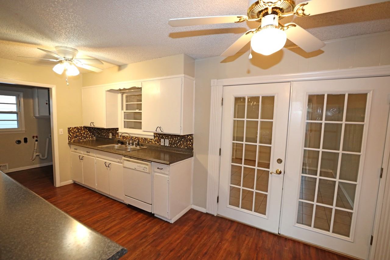 1106 South Strong Boulevard #1 - Photo 3 of 22