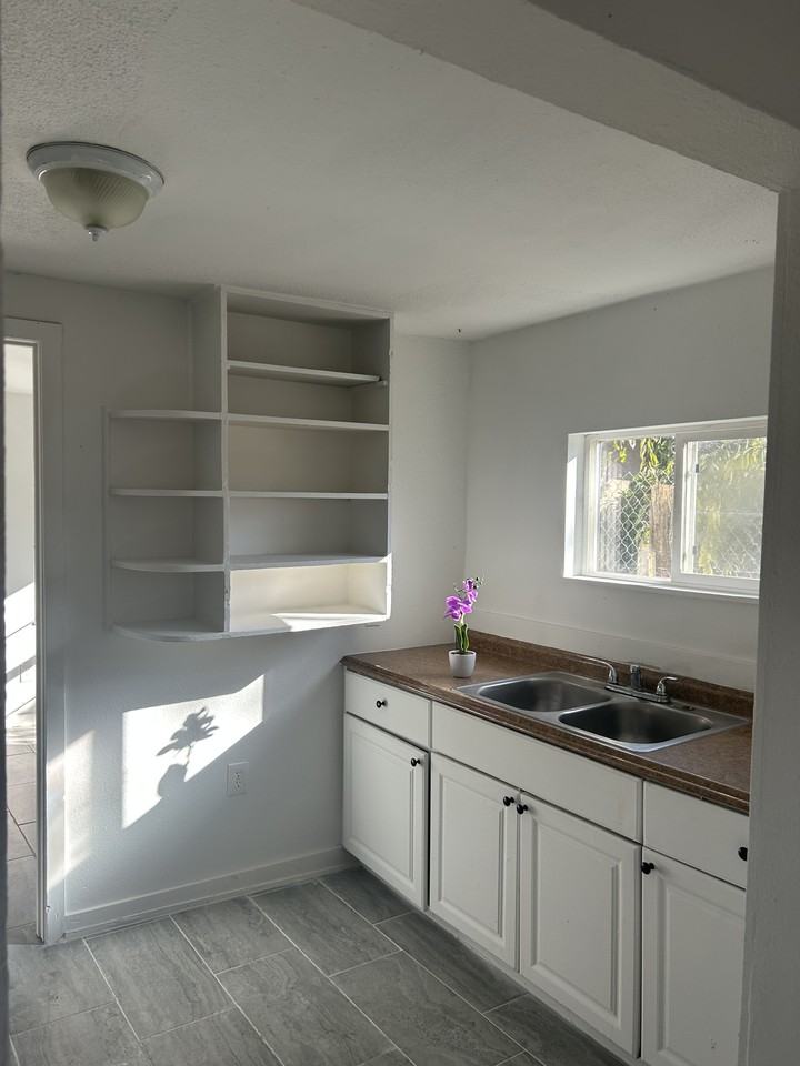 404 404 Thrasher Avenue - 404 1/2 #404-1-2 - Photo 7 of 17